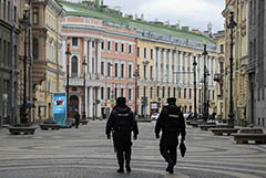На журналиста, которому полицейский сломал руку, составили три протокола