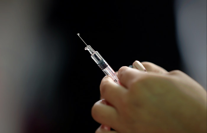 Массовая вакцинация от COVID-19 будет доступна в РФ в начале 2021 года
