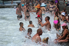 Минздрав РФ призвал пожилых людей и "хроников" пока не путешествовать