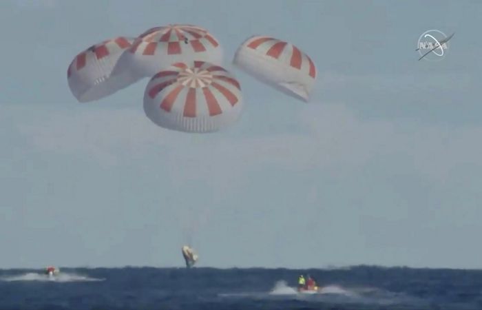 Экипаж Crew Dragon вернулся на Землю