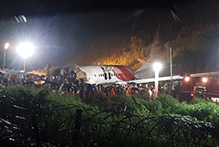 В Индии 14 человек погибли после выкатывания самолета за пределы ВПП