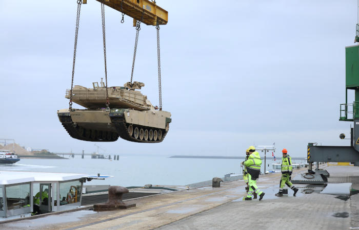Шеф Пентагона объяснил передислокацию американских войск в Европе