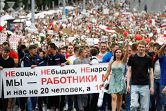 Несколько тысяч человек пришли к дому правительства в Минске