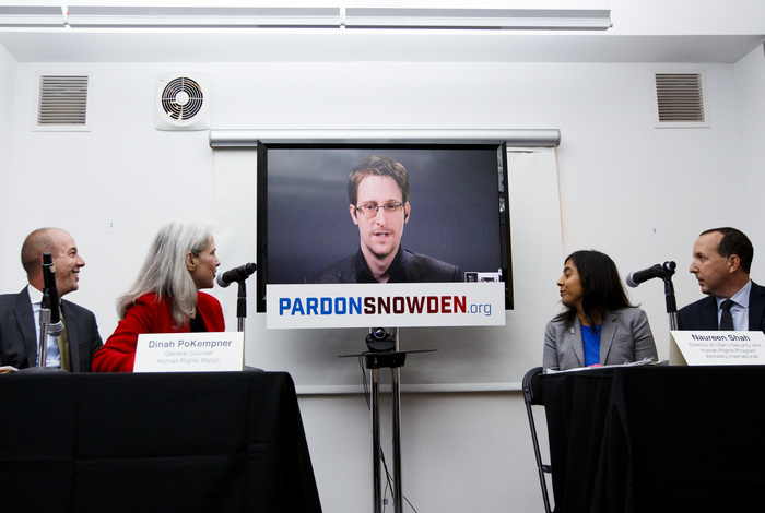 Трамп пообещал подумать о помиловании Сноудена
