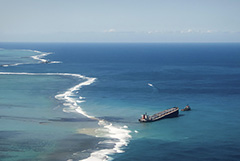 Застрявший у Маврикия танкер раскололся