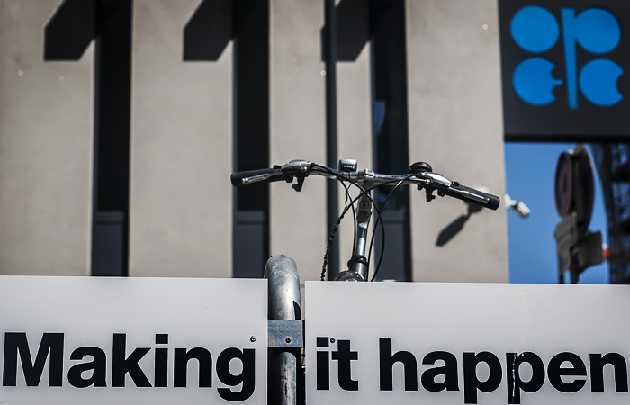 Путин призвал Сечина быть готовым к моменту снятия ограничений ОПЕК+