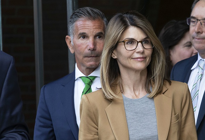 Актриса Лори Локлин получила тюремный срок за подкуп университета