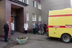 Скорая с Навальным отправилась в аэропорт Омска