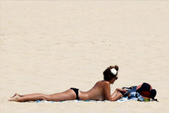 Глава МВД Франции встал на защиту загорающих топлесс женщин