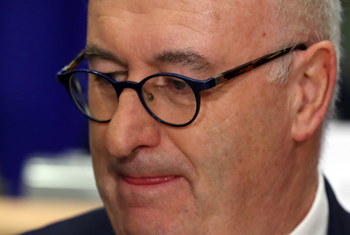 Комиссар ЕС ушел в отставку из-за нарушения коронавирусного режима