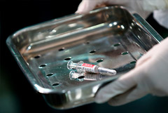 Лондон заказал миллионы доз вакцины от COVID-19 до ее одобрения