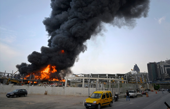 В пострадавшем от взрыва в августе порту Бейрута начался крупный пожар