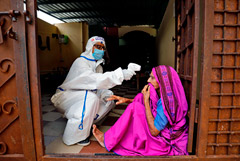 В Индии за сутки выявили почти 100 тыс. зараженных COVID-19