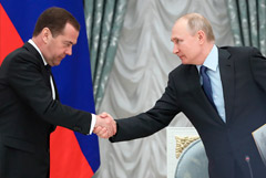 Путин наградил Медведева орденом "За заслуги перед Отечеством" III степени