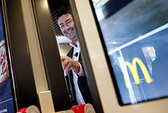 Экс-гендиректор McDonald's не вернет компании выходное пособие