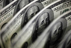 Доллар впервые с 22 апреля поднялся выше 77 рублей