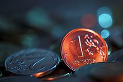 Рубль вечером обновил многомесячные минимумы к доллару и евро