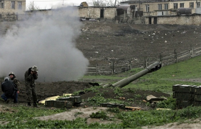 Азербайджан обвинил Армению в артобстреле своего приграничного района