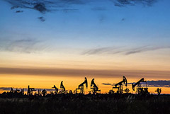 Цены на нефть впервые с апреля завершают месяц в "минусе"