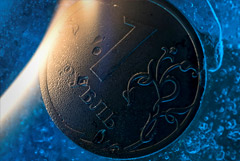 Рубль вечером продолжил расти к доллару и евро