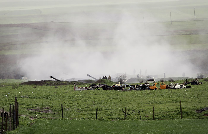 Азербайджан заявил о планах Армении отправить женщин на фронт
