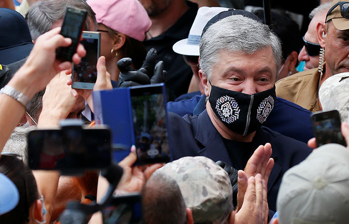 Заболевшего коронавирусом Порошенко отправили в больницу