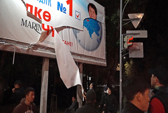 В центре Бишкека митингующие начали прорываться к зданию парламента