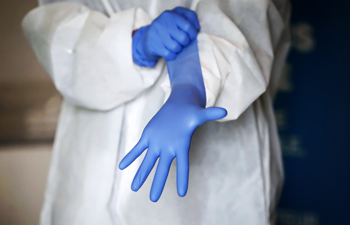 Главный инфекционист РФ назвал ношение перчаток неэффективной мерой