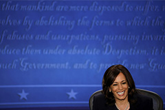 Кандидат в вице-президенты США Харрис приостановила предвыборную кампанию