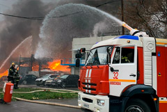 Загоревшийся на юге Москвы склад обрушился