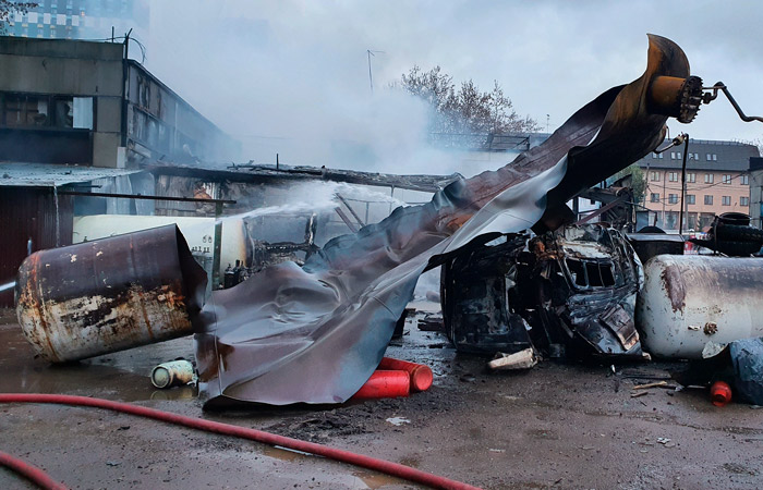 Пожарные потушили склад газовых баллонов в Москве