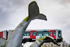 В Роттердаме поезд метро после аварии повис на Хвосте Кита