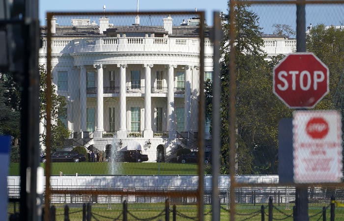 Вокруг Белого дома возвели двухметровое ограждение на случай волнений