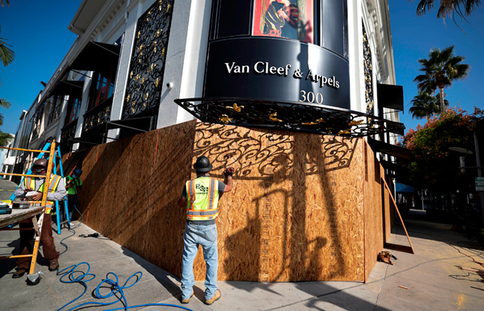 В магазинах США начали заколачивать витрины из-за риска беспорядков