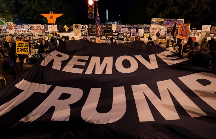 Противники Трампа пришли к Белому дому в ожидании результатов выборов