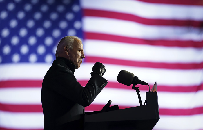 Байден вырвался вперед в ключевых штатах, где идет обработка бюллетеней