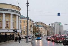 Московским автомобилистам полностью запретили проезд по выделенкам