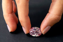Добытый в РФ бриллиант "Призрак Розы" продали за рекордные $26,6 млн