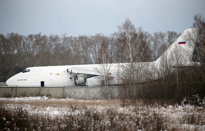 Фрагменты аварийно севшего Ан-124 начали отделяться еще в полете