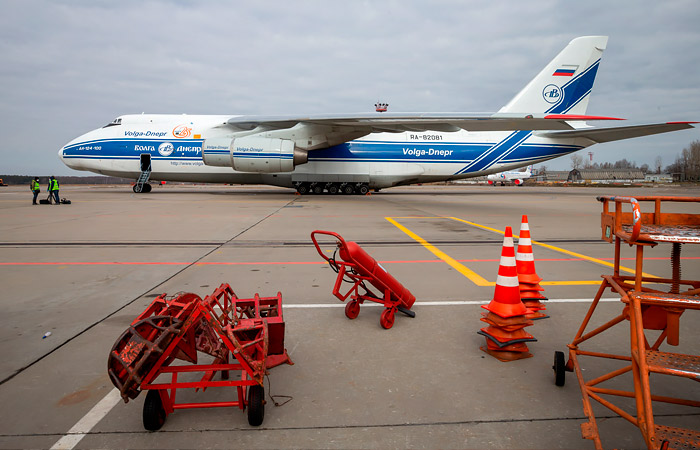 Аэропорт Толмачево закрыли после аварийной посадки крупнейшего в мире самолета