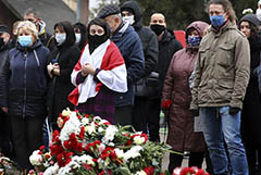 Церемония прощания с оппозиционером Бондаренко собрала сотни людей в Минске