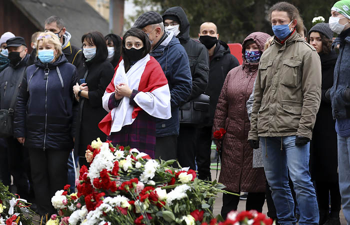 Церемония прощания с оппозиционером Бондаренко собрала сотни людей в Минске