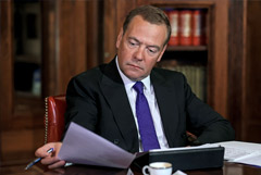 Медведев призвал ввести допвыплаты за ненормированный рабочий день