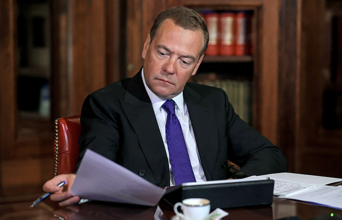 Медведев призвал ввести допвыплаты за ненормированный рабочий день