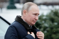 Кремль связал активизацию поездок Путина по РФ с мерами против COVID