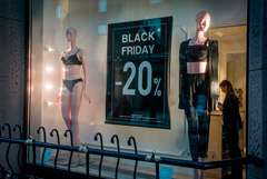 В "черную пятницу" россияне предпочли онлайн-магазины походам в ТЦ