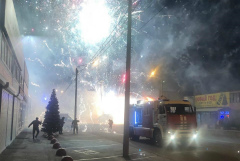 Пожар на рынке в Ростове-на-Дону охватил три тысячи "квадратов"