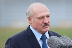 Лукашенко потребовал заставить работать всех "болтающихся тунеядцев"