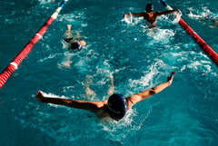 Группа детей и тренеры отравились парами хлора в бассейне в Башкирии