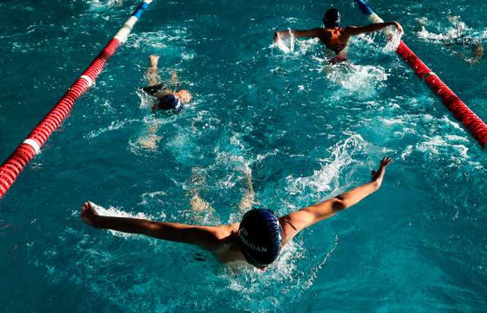 Группа детей и тренеры отравились парами хлора в бассейне в Башкирии